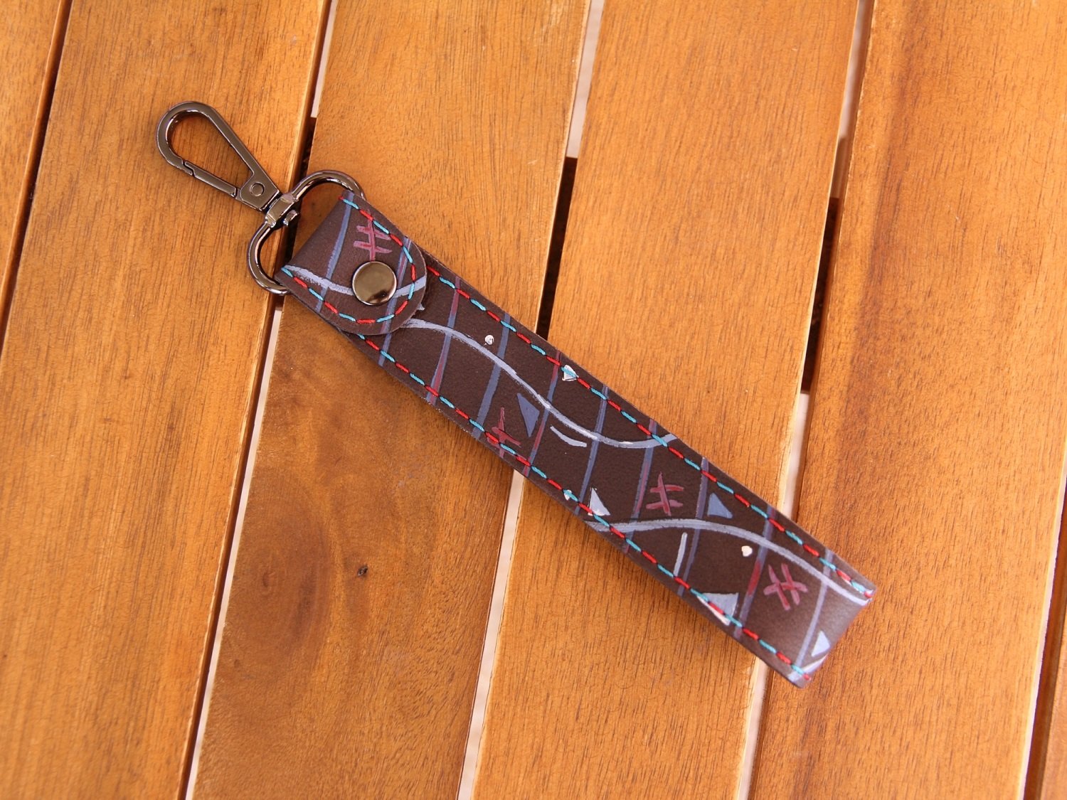 Schlüsselhalter aus Nubukleder,bunt bemalt mit Streifen, Garnfarbe in rot und türkis