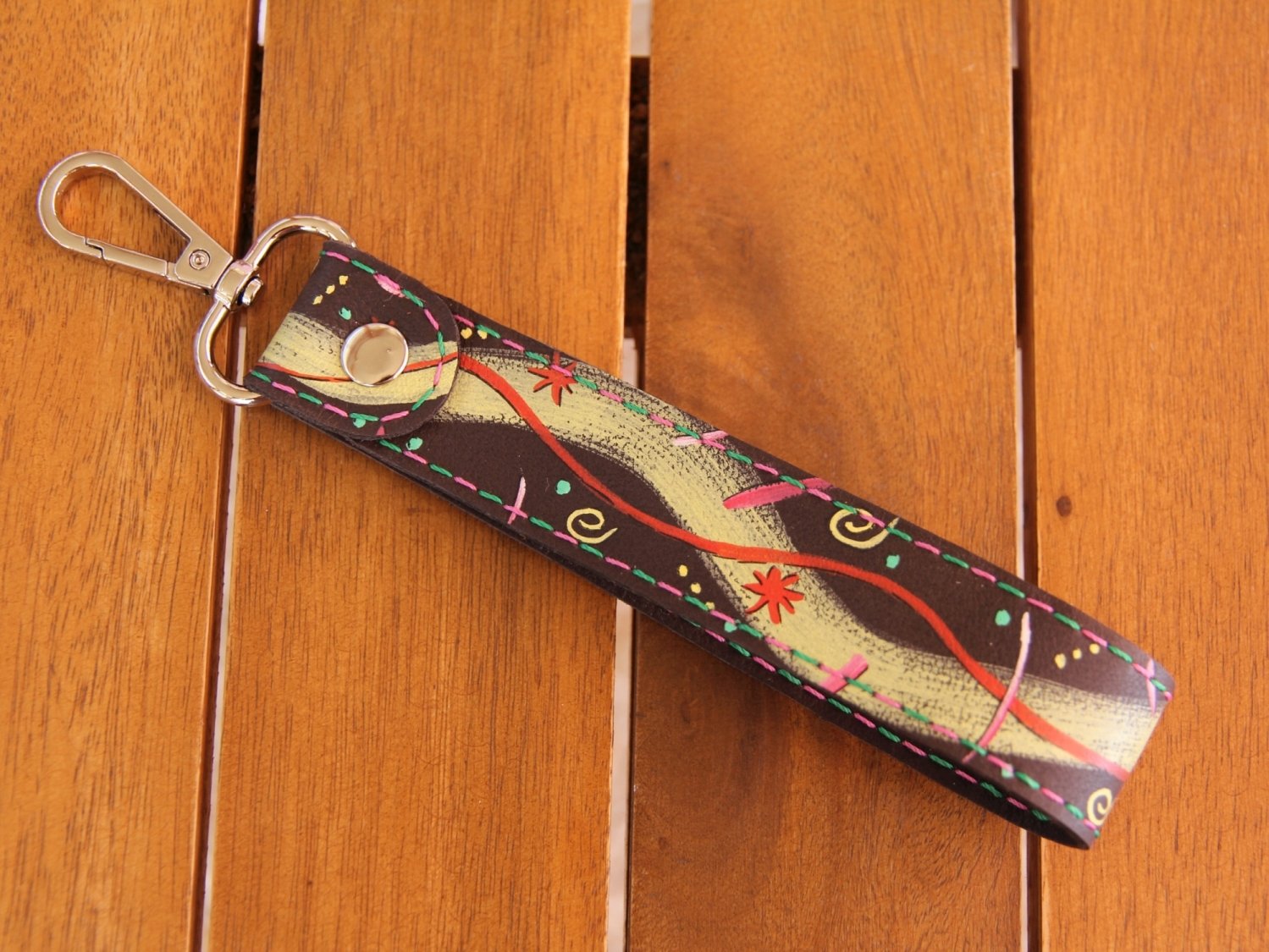 Bunt bemalter Schlüsselhalter mit Karabiner, Nubukleder, Garnfarbe in pink und grün