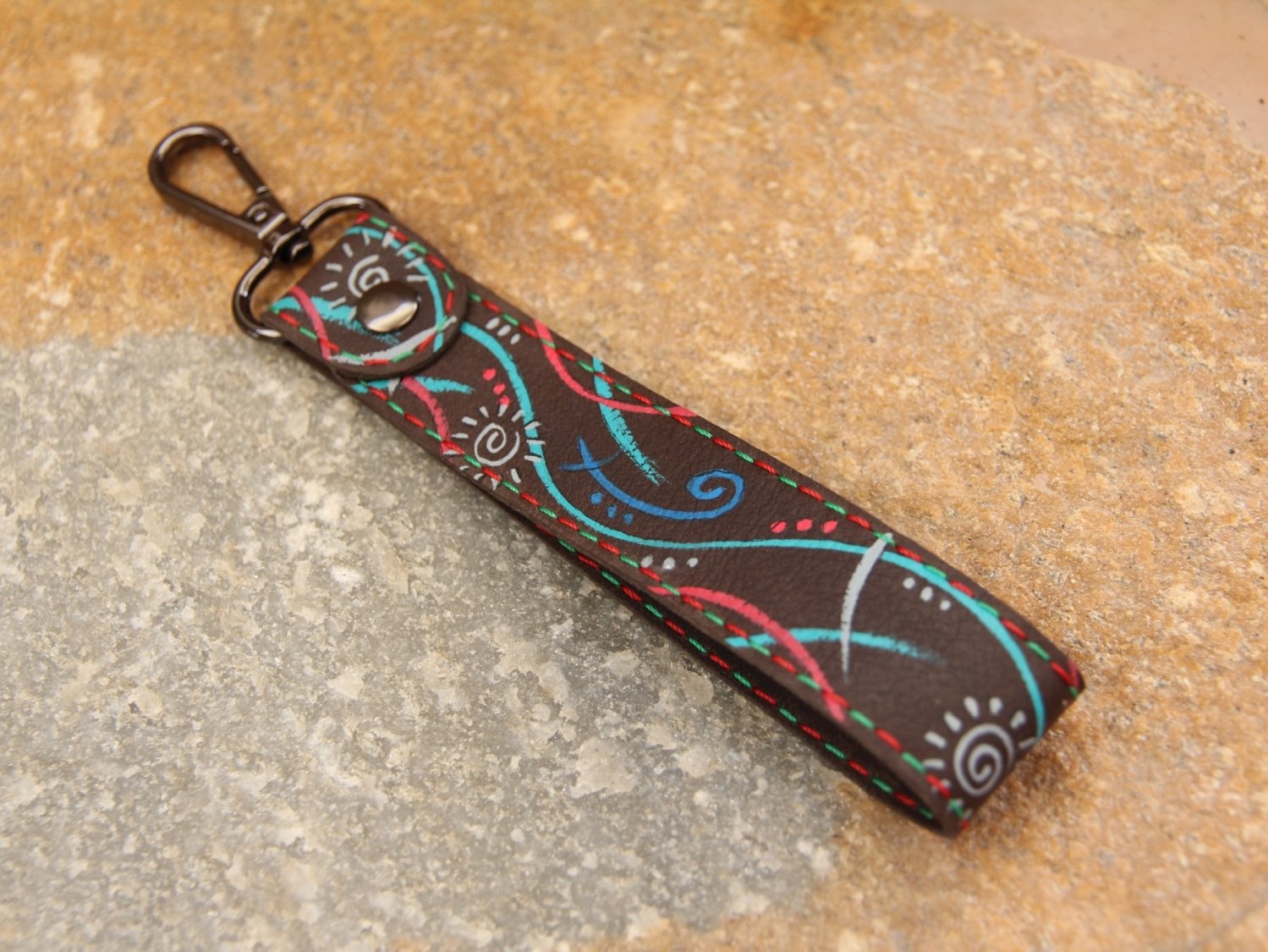 Schlüsselanhänger mit Karabiner, Nubukleder, bunt bemalt, Garnfarbe in rot und grün