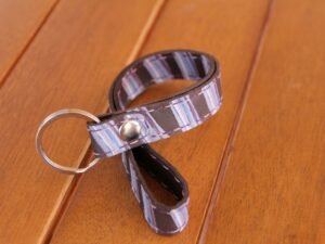 Langes Schlüsselband aus Leder in dunkelbraun, bemalt mit Streifen in lila und flieder