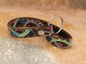 Schlüsselband aus Leder, dunkelbraun mit bunte Muster, Garnfarbe in rot und gelb