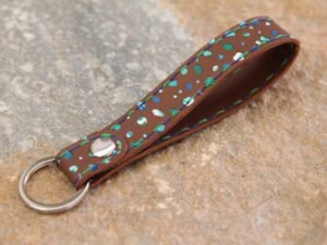 Kleiner Schlüsselanhänger aus Nubukleder mit Punkten in grün und blau
