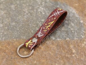 Kleiner Schlüsselanhänger aus Leder, Nubuk, Garnfarbe in lila und orange