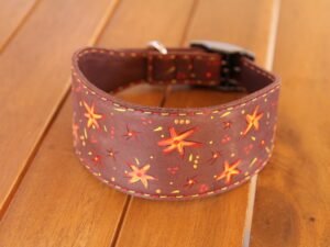 Windhundhalsband in einem leicht rötlichem Leder, Nubukleder, 33-37cm, bemalt mit Sternen in orange und rot, Garnfarbe in gelb und rot