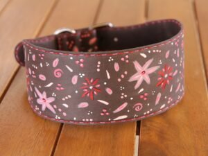 Windhundhalsband aus Nubuk Leder in dunkelbraun, 39-43 cm, bunt bemalt mit Sternen in rot und rosa, Garnfarbe in rot und pink