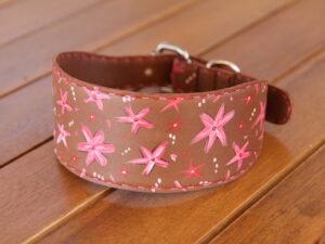 Halsband aus Leder in mittelbraun, Nubuk, bemalt mit Sternen in rot und rosa, Garnfarbe in rot und pink