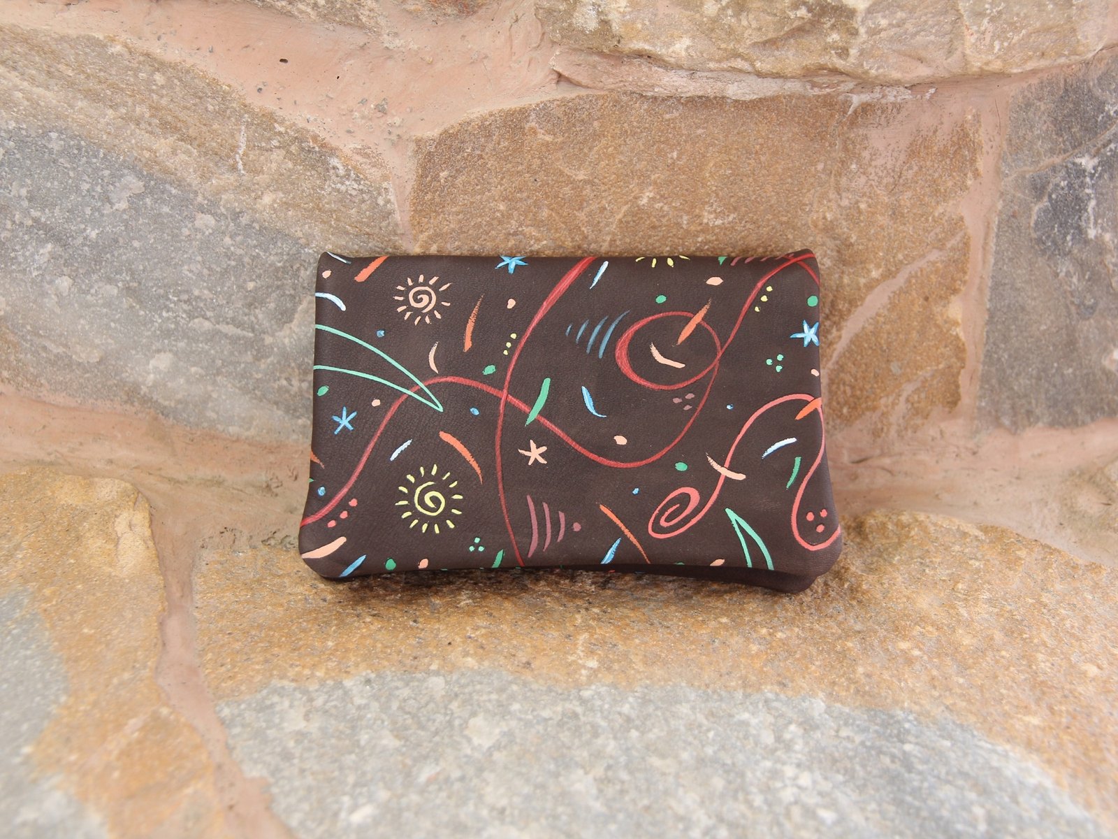 Tabaktasche in dunkelbraun, bunt bemalt mit hochwertigen Lederfarben, mit Symbole