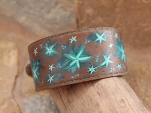 Windhundhalsband aus Leder in mittelbraun. Die Naht ist in zwei Farben genäht. Mit Sternen in mindgrün.