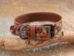 Bunt bemaltes Hundehalsband aus Leder in mittelbraun. Die Naht ist zweifarbig in gelb und orange