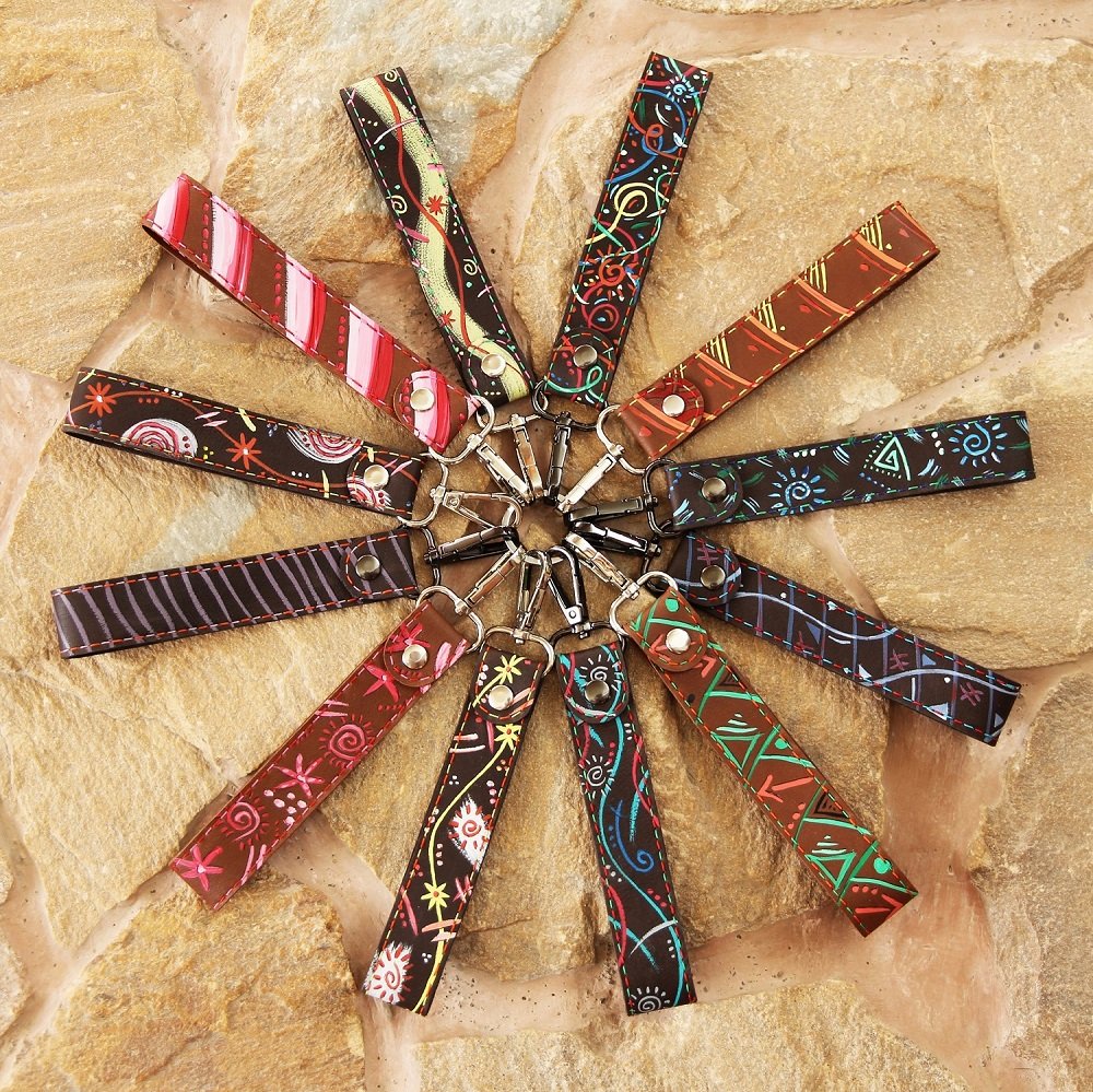 Anhängersonne Bunt bemalte Schluesselanhaenger aus Leder mit Karabiner