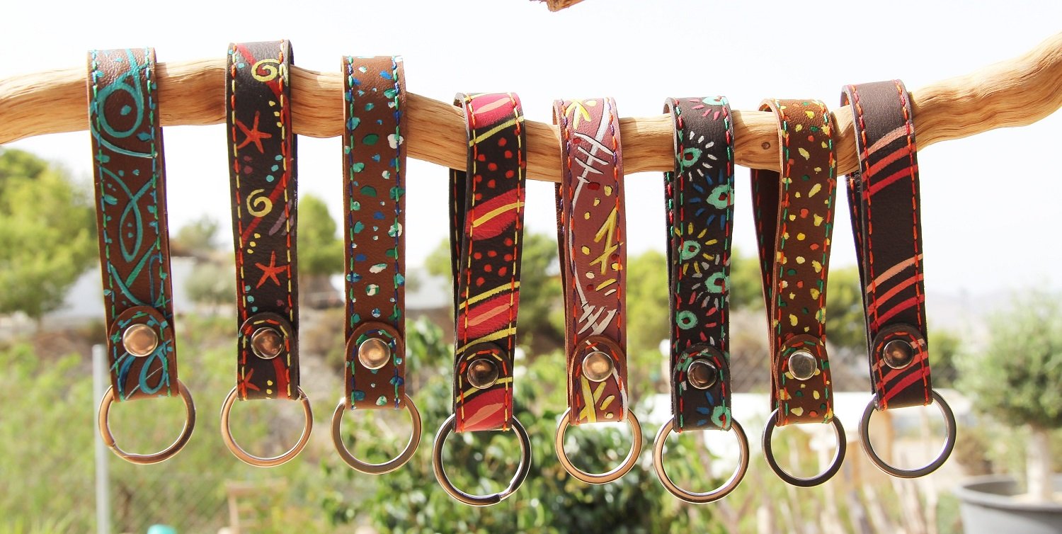 Schlüsselanhänger kurz Kurze Schlüsselanhänger aus Leder. Bunt bemalt. Jeder Schlüsselanhänger ist ein Unikat.